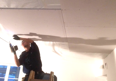 Rivestimento finale del soffitto con  pannelli di cartongesso